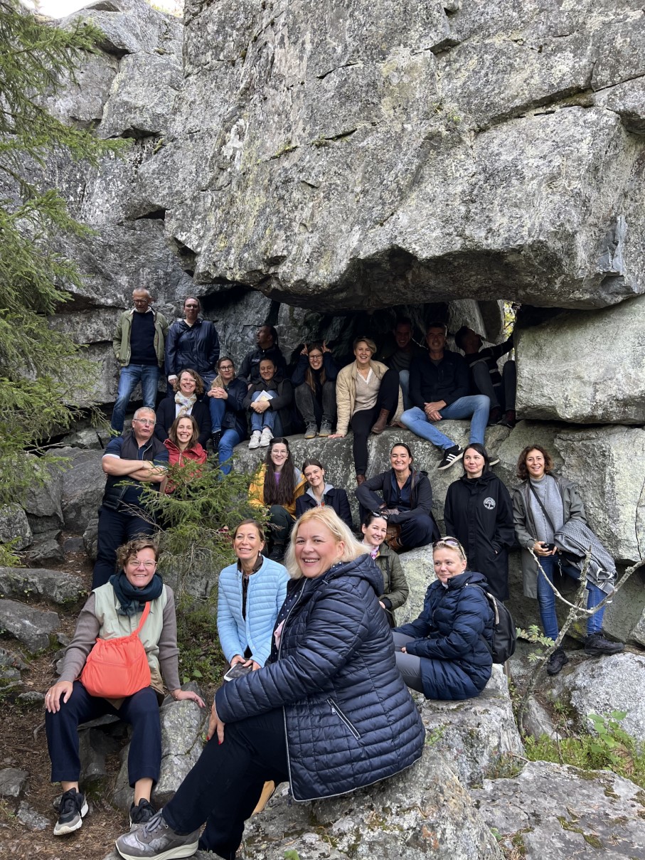 Culture Up -hankkeen kansainväliset vieraat poseeraavat Sastamalan Pirunvuorella